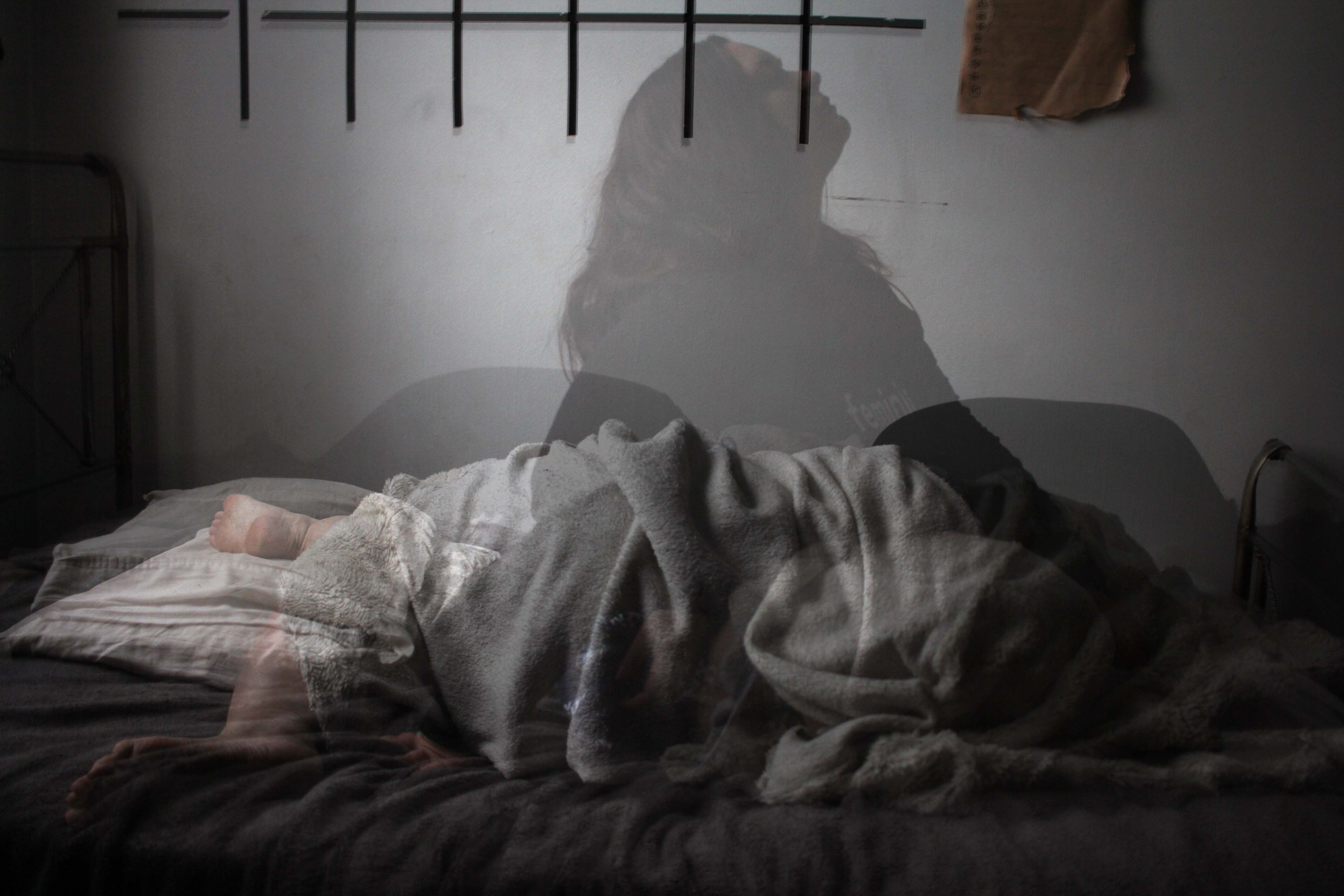 Lady who is unable to sleep because of insomnia and is looking for a solution